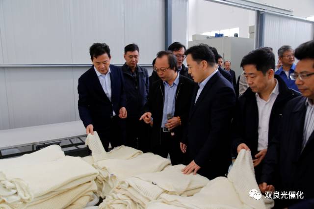 江陰市委書記走進(jìn)<a href=http://www.v99sp.com target=_blank class=infotextkey>雙良</a><a href=http://www.v99sp.com target=_blank class=infotextkey>新型光催化</a>