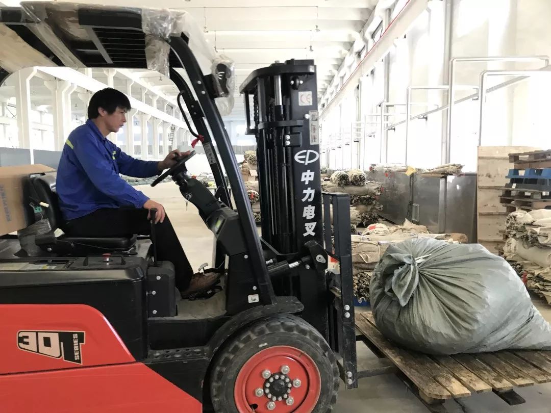 【<a href=http://www.v99sp.com target=_blank class=infotextkey>雙良</a><a href=http://www.v99sp.com target=_blank class=infotextkey>新型光催化</a>】“堅(jiān)守”在汗水中閃光