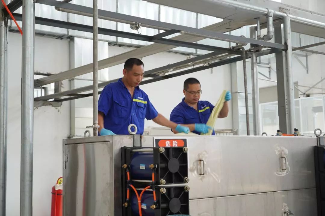 【<a href=http://www.v99sp.com target=_blank class=infotextkey>雙良</a><a href=http://www.v99sp.com target=_blank class=infotextkey>新型光催化</a>】“堅(jiān)守”在汗水中閃光