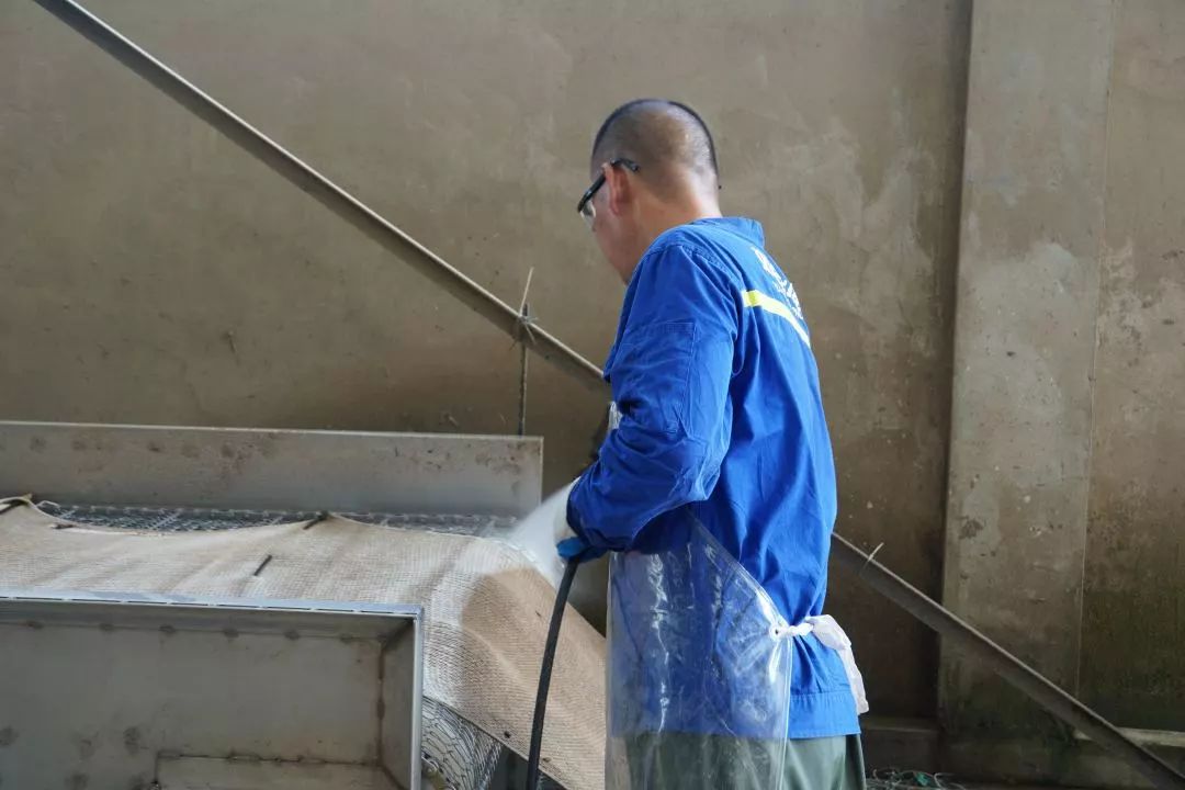 【<a href=http://www.v99sp.com target=_blank class=infotextkey>雙良</a><a href=http://www.v99sp.com target=_blank class=infotextkey>新型光催化</a>】“堅(jiān)守”在汗水中閃光