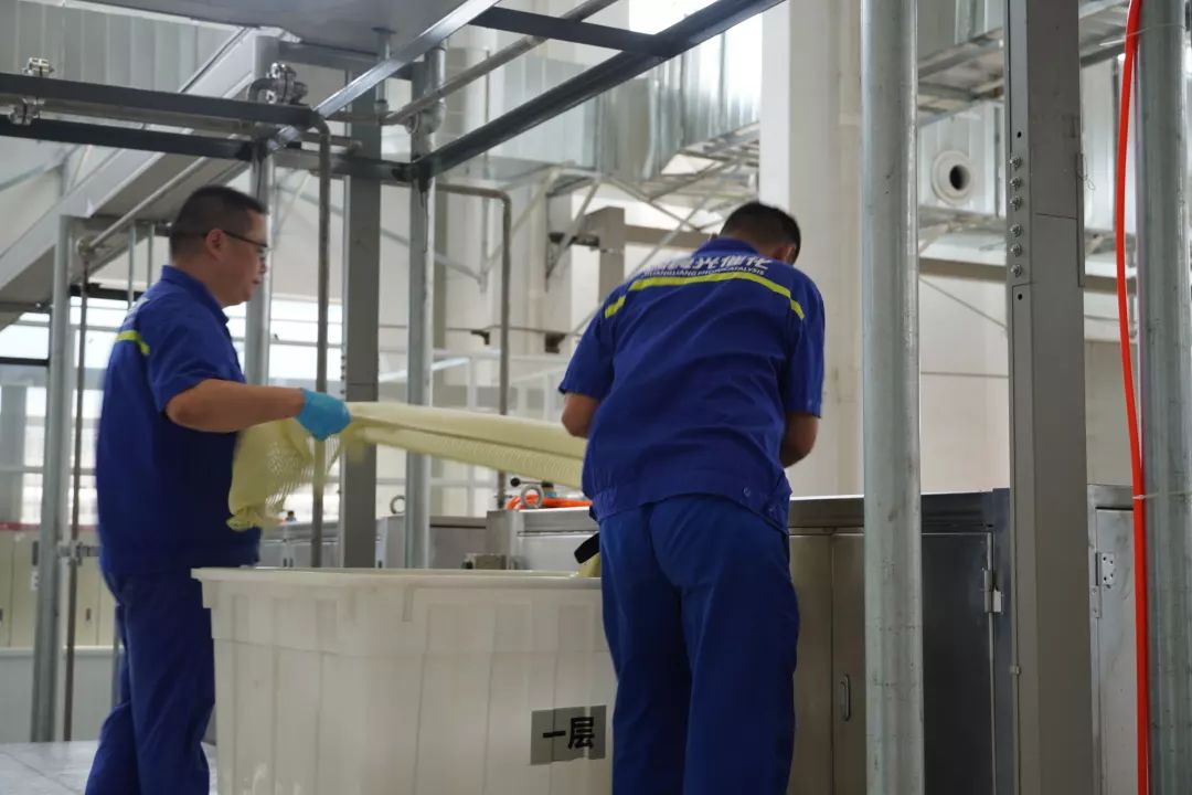 【<a href=http://www.v99sp.com target=_blank class=infotextkey>雙良</a><a href=http://www.v99sp.com target=_blank class=infotextkey>新型光催化</a>】“堅(jiān)守”在汗水中閃光